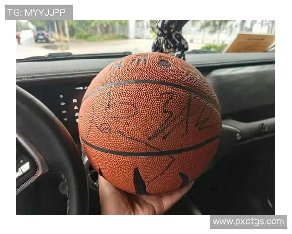 球星亲笔签名足球收藏品价值解析与投资潜力分析